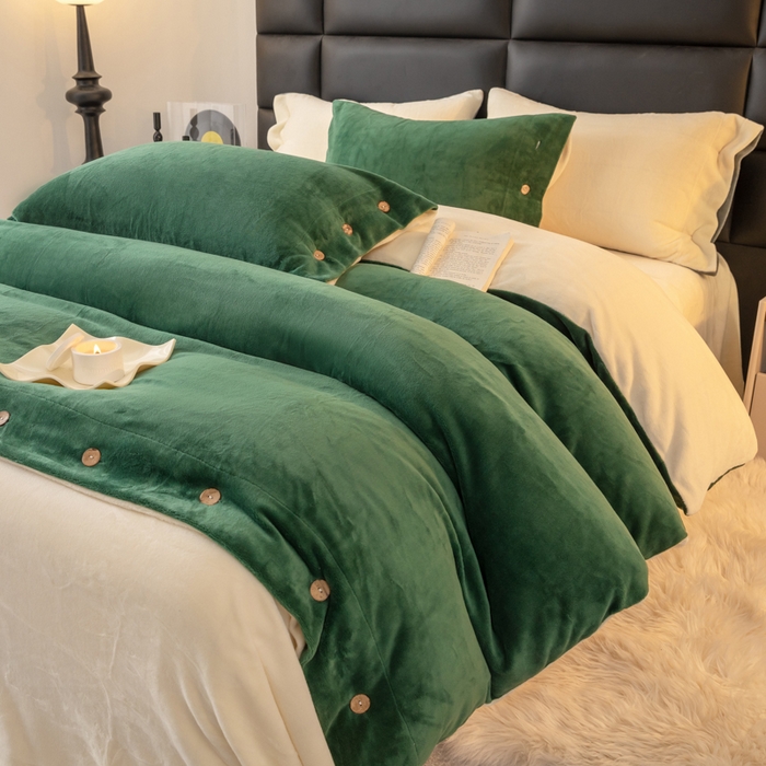 91家纺网 家纺一手货源 找家纺 ONE TWO ONE 121 2025新款高克重牛奶绒纽扣款纽扣大宽边系列四件套风格三 纽扣大宽边-墨绿