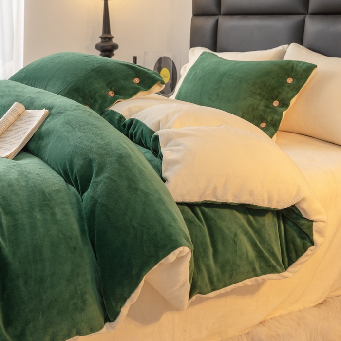91家纺网 家纺一手货源 找家纺 ONE TWO ONE 121 2025新款高克重牛奶绒纽扣款纽扣大宽边系列四件套风格三 纽扣大宽边-墨绿
