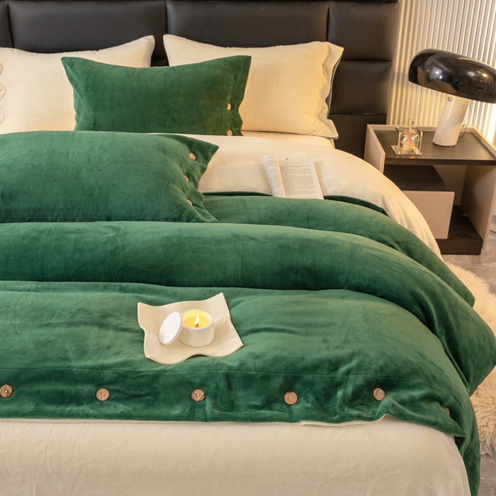 91家纺网 家纺一手货源 找家纺 ONE TWO ONE 121 2025新款高克重牛奶绒纽扣款纽扣大宽边系列四件套风格三 纽扣大宽边-墨绿