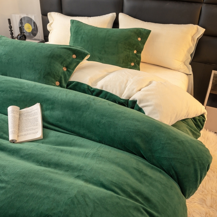 91家纺网 家纺一手货源 找家纺 ONE TWO ONE 121 2025新款高克重牛奶绒纽扣款纽扣大宽边系列四件套风格三 纽扣大宽边-墨绿