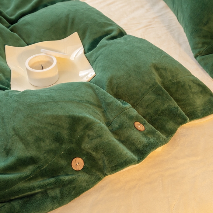 91家纺网 家纺一手货源 找家纺 ONE TWO ONE 121 2025新款高克重牛奶绒纽扣款纽扣大宽边系列四件套风格三 纽扣大宽边-墨绿