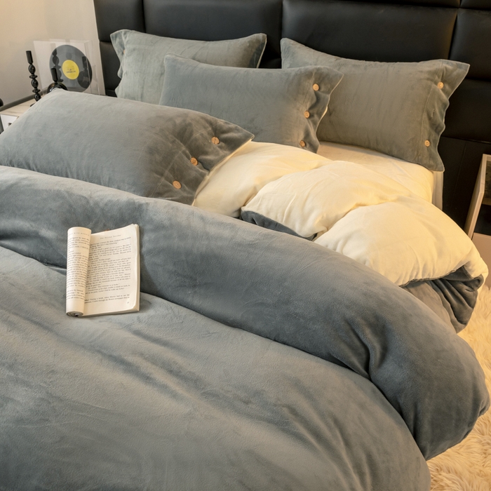 91家纺网 家纺一手货源 找家纺 ONE TWO ONE 121 2025新款高克重牛奶绒纽扣款纽扣大宽边系列四件套风格三 纽扣大宽边-深灰