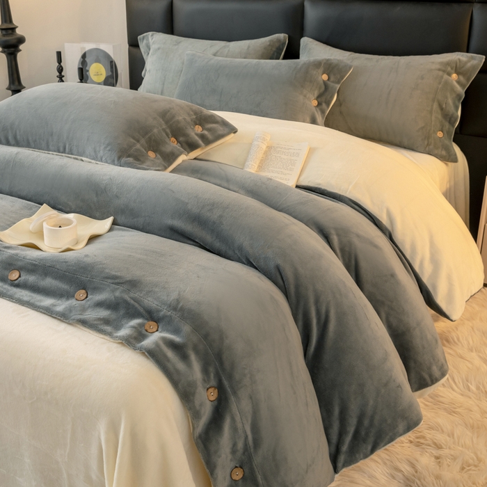 91家纺网 家纺一手货源 找家纺 ONE TWO ONE 121 2025新款高克重牛奶绒纽扣款纽扣大宽边系列四件套风格三 纽扣大宽边-深灰