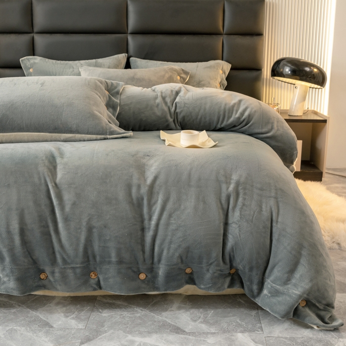 91家纺网 家纺一手货源 找家纺 ONE TWO ONE 121 2025新款高克重牛奶绒纽扣款纽扣大宽边系列四件套风格三 纽扣大宽边-深灰