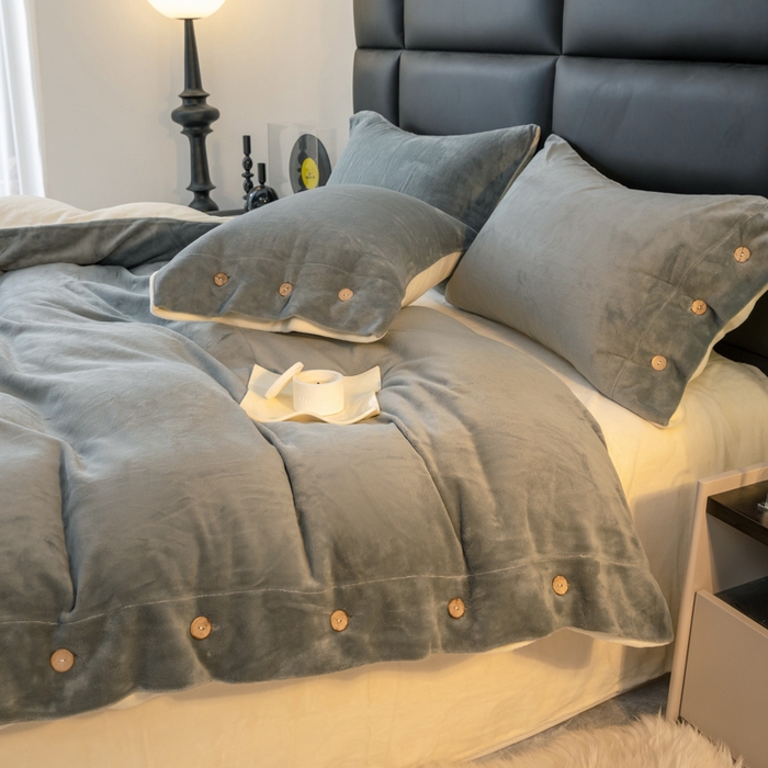 91家纺网 家纺一手货源 找家纺 ONE TWO ONE 121 2025新款高克重牛奶绒纽扣款纽扣大宽边系列四件套风格三 纽扣大宽边-深灰