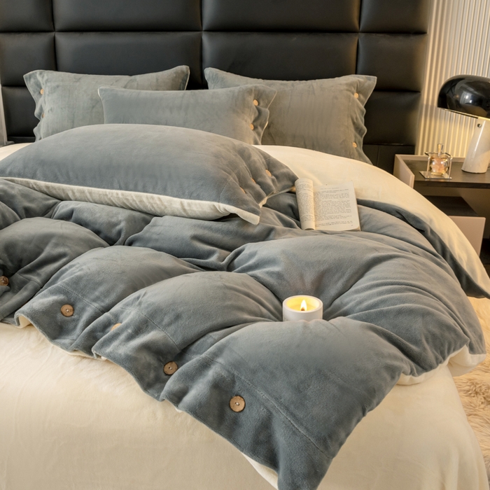 91家纺网 家纺一手货源 找家纺 ONE TWO ONE 121 2025新款高克重牛奶绒纽扣款纽扣大宽边系列四件套风格三 纽扣大宽边-深灰