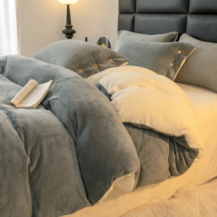 91家纺网 家纺一手货源 找家纺 ONE TWO ONE 121 2025新款高克重牛奶绒纽扣款纽扣大宽边系列四件套风格三 纽扣大宽边-深灰