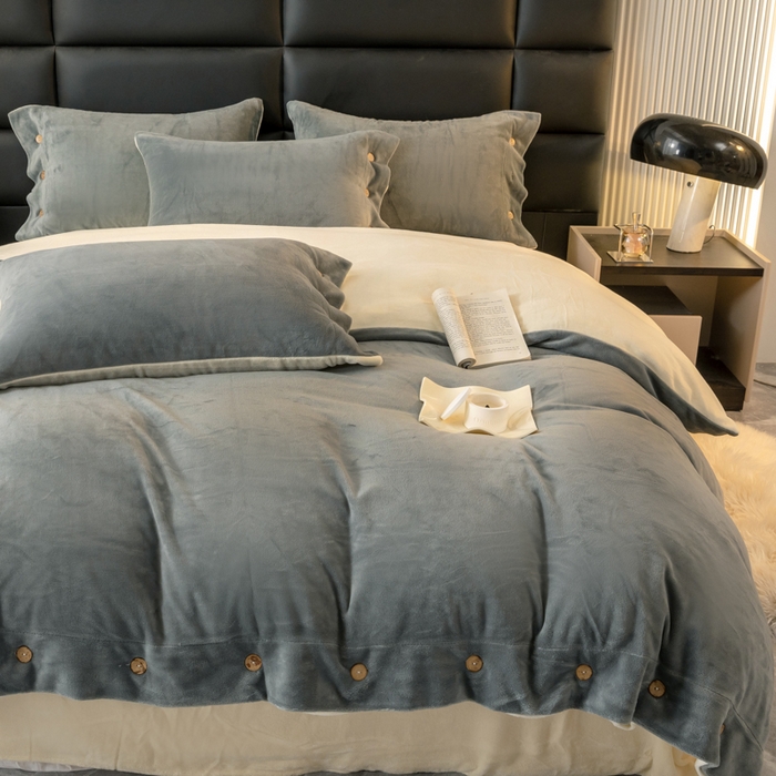 91家纺网 家纺一手货源 找家纺 ONE TWO ONE 121 2025新款高克重牛奶绒纽扣款纽扣大宽边系列四件套风格三 纽扣大宽边-深灰