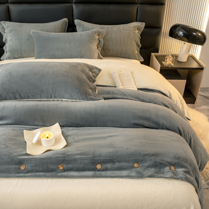 91家纺网 家纺一手货源 找家纺 ONE TWO ONE 121 2025新款高克重牛奶绒纽扣款纽扣大宽边系列四件套风格三 纽扣大宽边-深灰