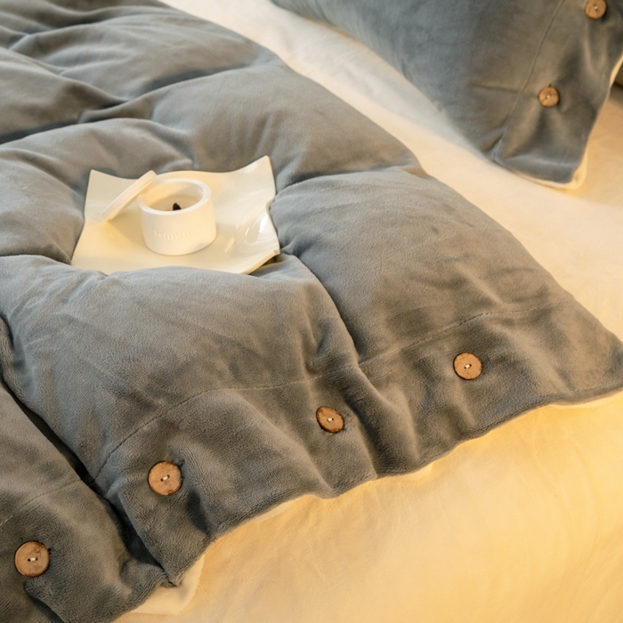 91家纺网 家纺一手货源 找家纺 ONE TWO ONE 121 2025新款高克重牛奶绒纽扣款纽扣大宽边系列四件套风格三 纽扣大宽边-深灰