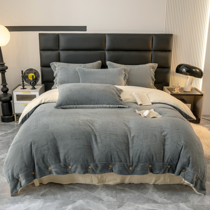 91家纺网 家纺一手货源 找家纺 ONE TWO ONE 121 2025新款高克重牛奶绒纽扣款纽扣大宽边系列四件套风格三 纽扣大宽边-深灰