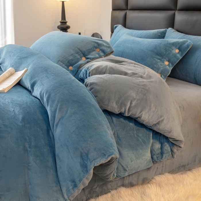 91家纺网 家纺一手货源 找家纺 ONE TWO ONE 121 2025新款高克重牛奶绒纽扣款纽扣大宽边系列四件套风格三 纽扣大宽边-雾兰