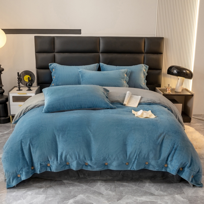 91家纺网 家纺一手货源 找家纺 ONE TWO ONE 121 2025新款高克重牛奶绒纽扣款纽扣大宽边系列四件套风格三 纽扣大宽边-雾兰