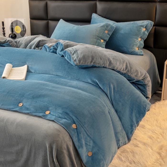 91家纺网 家纺一手货源 找家纺 ONE TWO ONE 121 2025新款高克重牛奶绒纽扣款纽扣大宽边系列四件套风格三 纽扣大宽边-雾兰