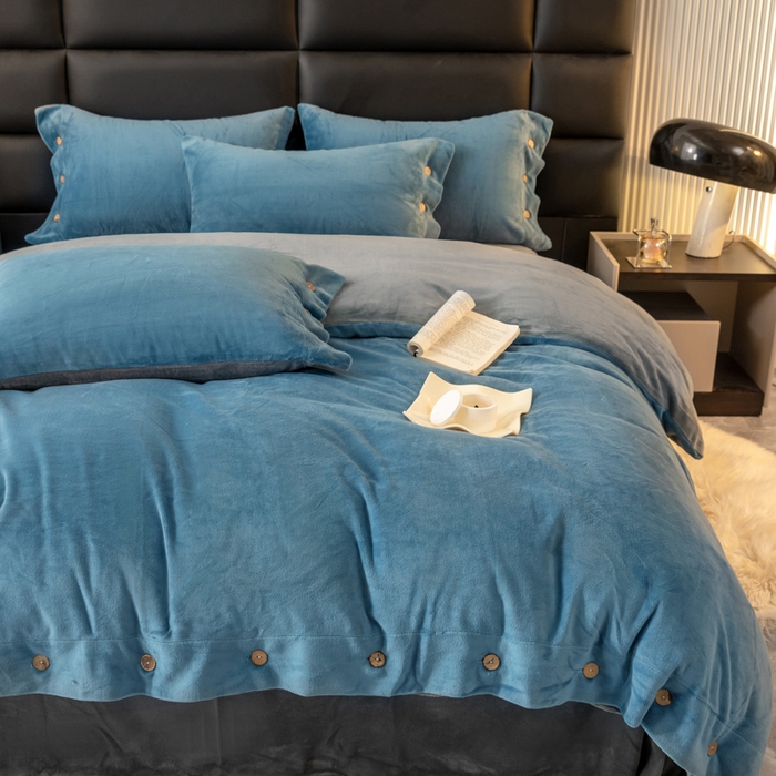 91家纺网 家纺一手货源 找家纺 ONE TWO ONE 121 2025新款高克重牛奶绒纽扣款纽扣大宽边系列四件套风格三 纽扣大宽边-雾兰