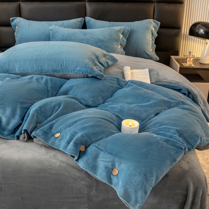 91家纺网 家纺一手货源 找家纺 ONE TWO ONE 121 2025新款高克重牛奶绒纽扣款纽扣大宽边系列四件套风格三 纽扣大宽边-雾兰