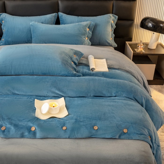 91家纺网 家纺一手货源 找家纺 ONE TWO ONE 121 2025新款高克重牛奶绒纽扣款纽扣大宽边系列四件套风格三 纽扣大宽边-雾兰