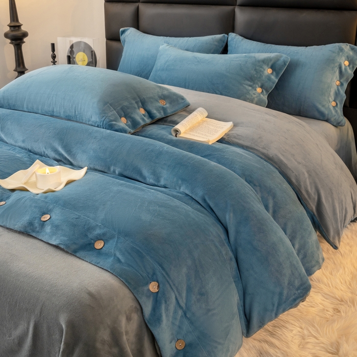 91家纺网 家纺一手货源 找家纺 ONE TWO ONE 121 2025新款高克重牛奶绒纽扣款纽扣大宽边系列四件套风格三 纽扣大宽边-雾兰