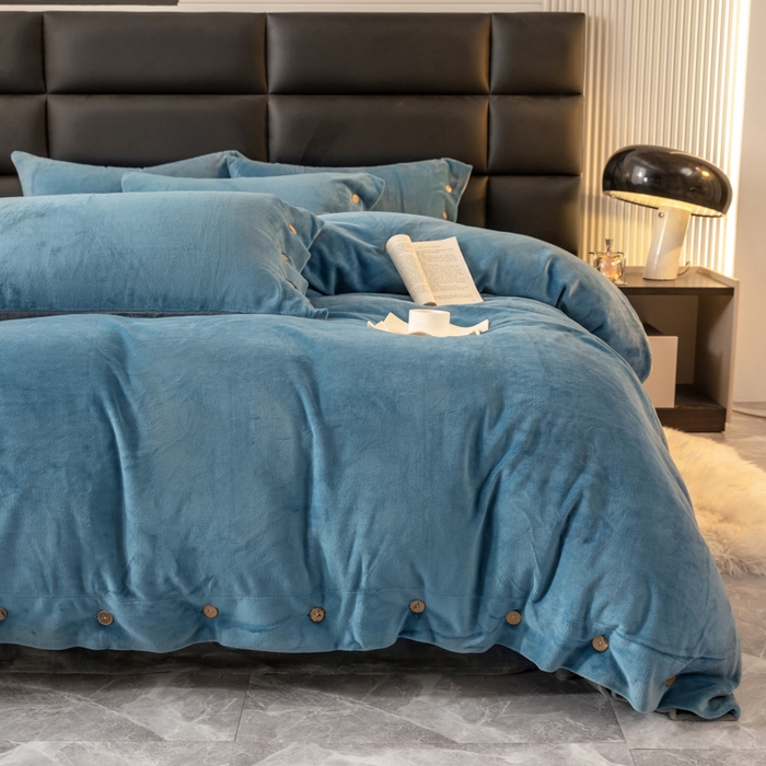 91家纺网 家纺一手货源 找家纺 ONE TWO ONE 121 2025新款高克重牛奶绒纽扣款纽扣大宽边系列四件套风格三 纽扣大宽边-雾兰