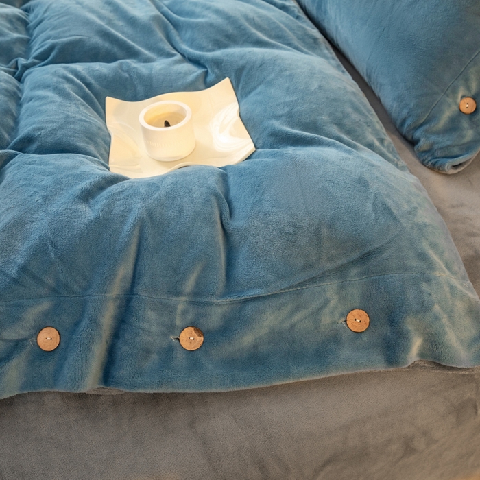 91家纺网 家纺一手货源 找家纺 ONE TWO ONE 121 2025新款高克重牛奶绒纽扣款纽扣大宽边系列四件套风格三 纽扣大宽边-雾兰