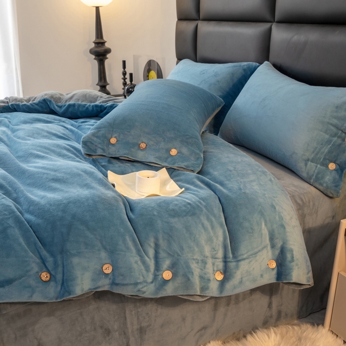 91家纺网 家纺一手货源 找家纺 ONE TWO ONE 121 2025新款高克重牛奶绒纽扣款纽扣大宽边系列四件套风格三 纽扣大宽边-雾兰