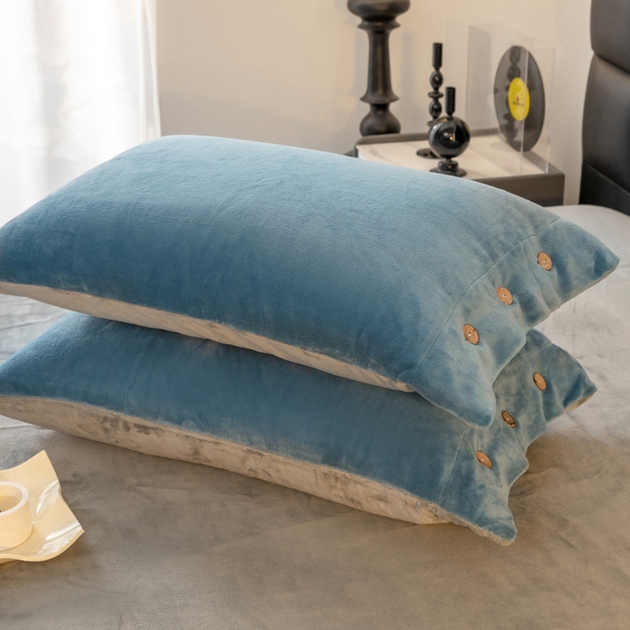 91家纺网 家纺一手货源 找家纺 ONE TWO ONE 121 2025新款高克重牛奶绒纽扣款纽扣大宽边系列四件套风格三 纽扣大宽边-雾兰