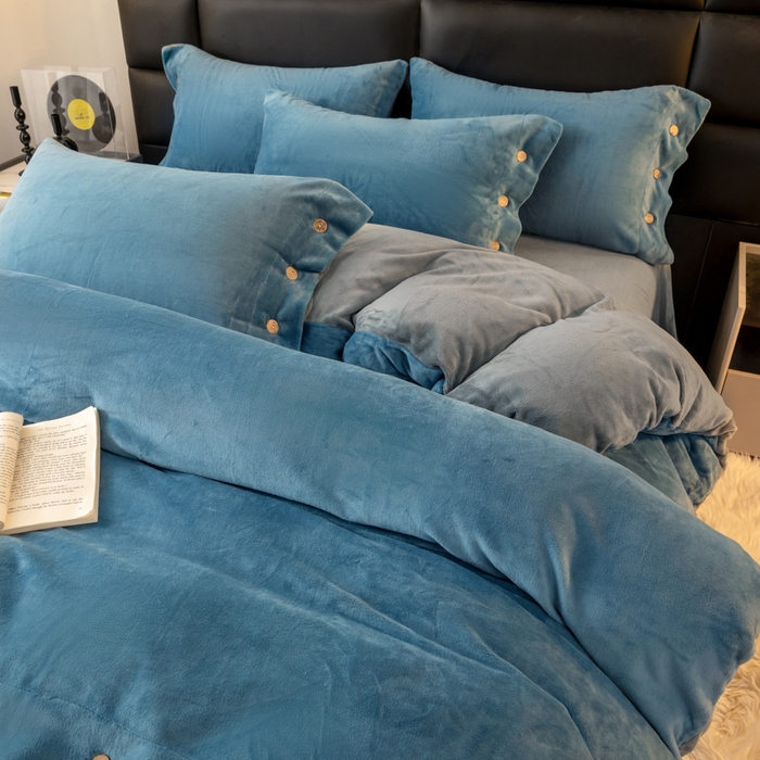 91家纺网 家纺一手货源 找家纺 ONE TWO ONE 121 2025新款高克重牛奶绒纽扣款纽扣大宽边系列四件套风格三 纽扣大宽边-雾兰