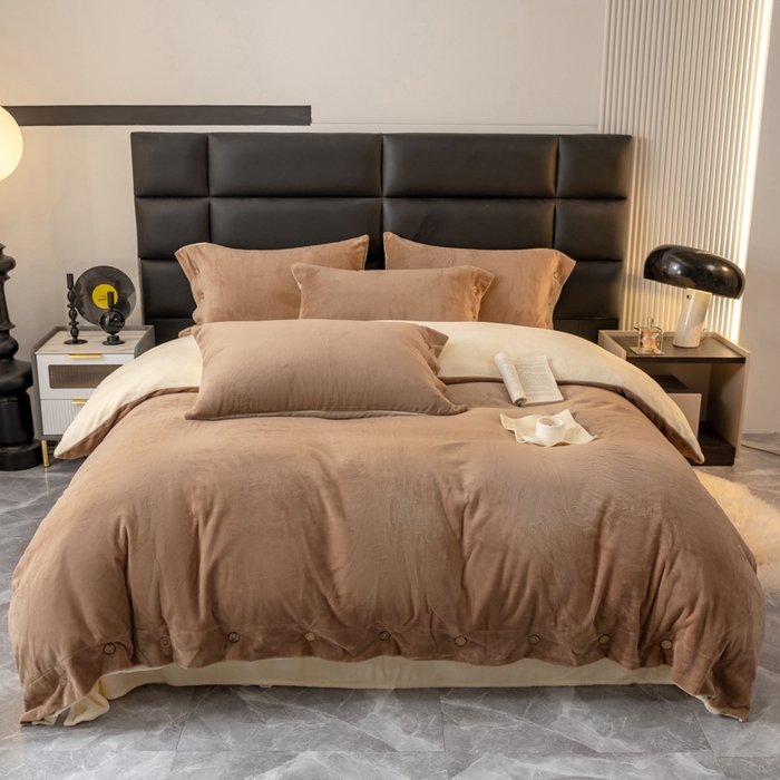 91家纺网 家纺一手货源 找家纺 ONE TWO ONE 121 2025新款高克重牛奶绒纽扣款纽扣大宽边系列四件套风格三 纽扣大宽边-中咖