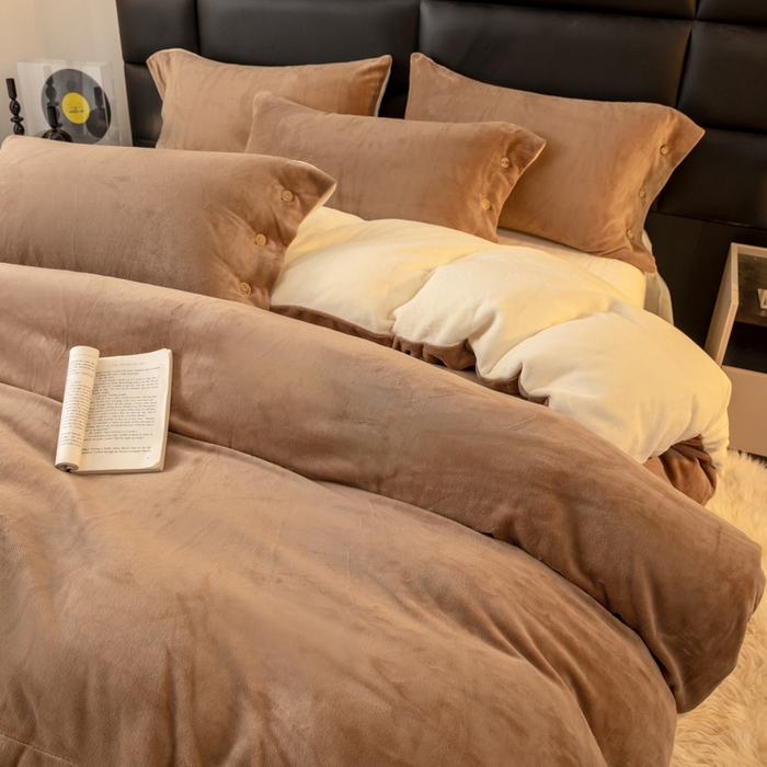 91家纺网 家纺一手货源 找家纺 ONE TWO ONE 121 2025新款高克重牛奶绒纽扣款纽扣大宽边系列四件套风格三 纽扣大宽边-中咖