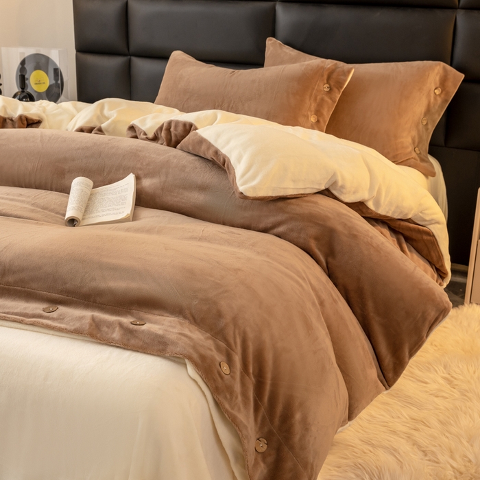 91家纺网 家纺一手货源 找家纺 ONE TWO ONE 121 2025新款高克重牛奶绒纽扣款纽扣大宽边系列四件套风格三 纽扣大宽边-中咖