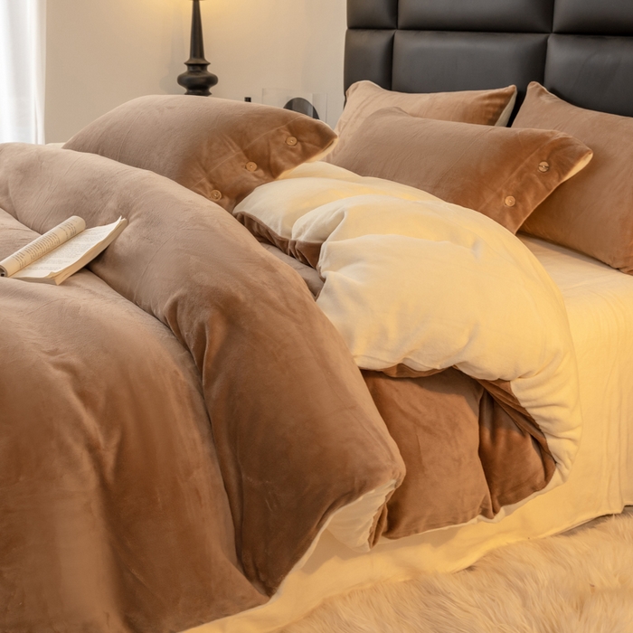 91家纺网 家纺一手货源 找家纺 ONE TWO ONE 121 2025新款高克重牛奶绒纽扣款纽扣大宽边系列四件套风格三 纽扣大宽边-中咖