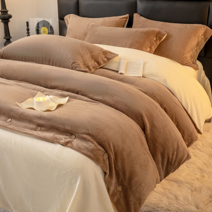 91家纺网 家纺一手货源 找家纺 ONE TWO ONE 121 2025新款高克重牛奶绒纽扣款纽扣大宽边系列四件套风格三 纽扣大宽边-中咖