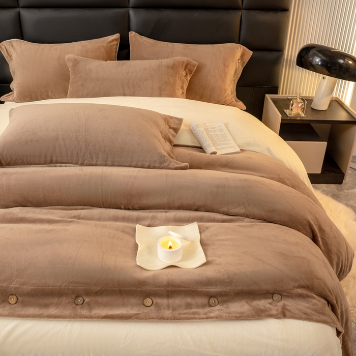 91家纺网 家纺一手货源 找家纺 ONE TWO ONE 121 2025新款高克重牛奶绒纽扣款纽扣大宽边系列四件套风格三 纽扣大宽边-中咖