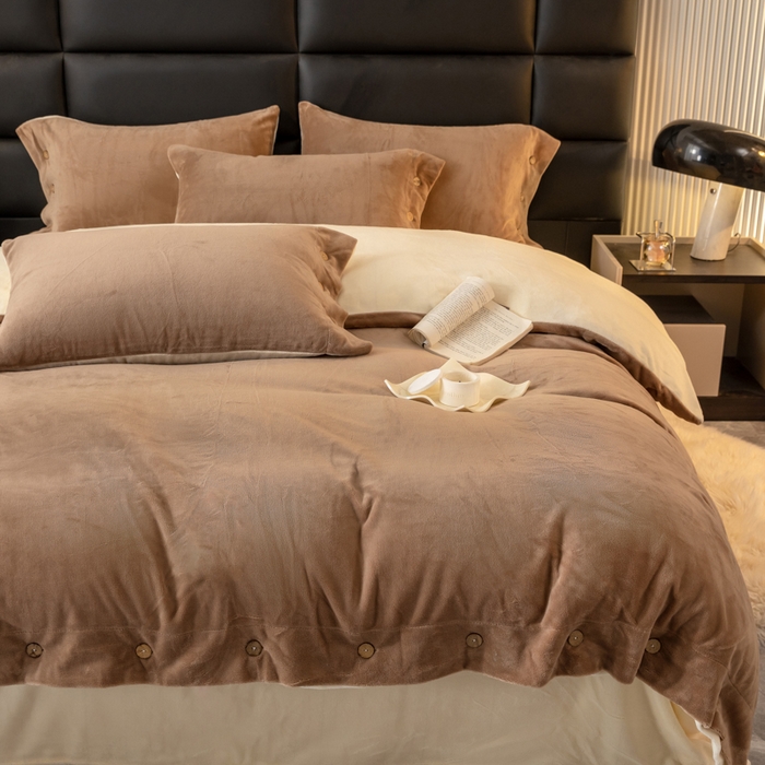 91家纺网 家纺一手货源 找家纺 ONE TWO ONE 121 2025新款高克重牛奶绒纽扣款纽扣大宽边系列四件套风格三 纽扣大宽边-中咖