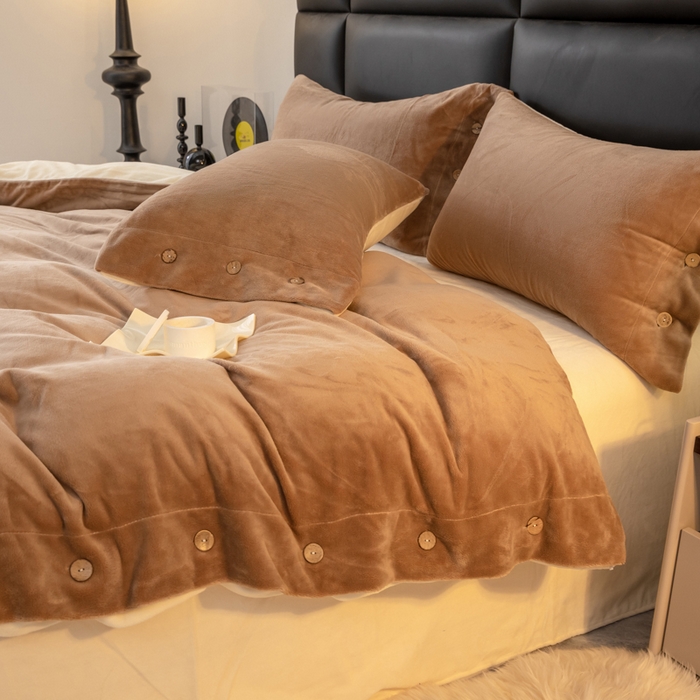 91家纺网 家纺一手货源 找家纺 ONE TWO ONE 121 2025新款高克重牛奶绒纽扣款纽扣大宽边系列四件套风格三 纽扣大宽边-中咖