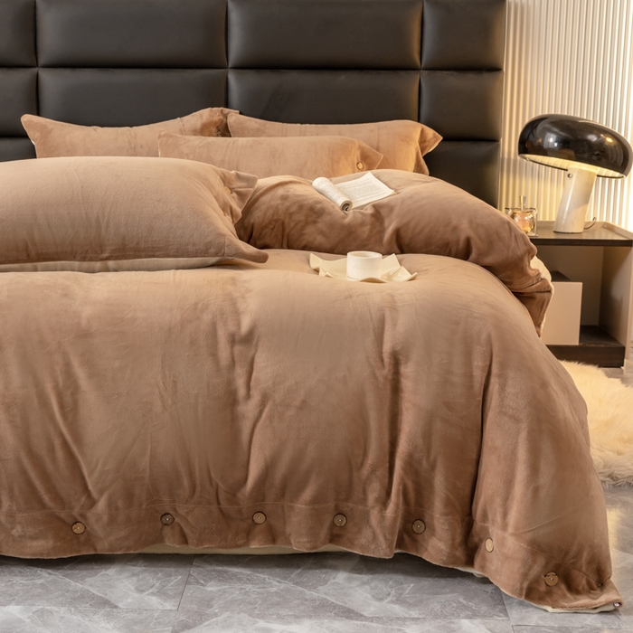 91家纺网 家纺一手货源 找家纺 ONE TWO ONE 121 2025新款高克重牛奶绒纽扣款纽扣大宽边系列四件套风格三 纽扣大宽边-中咖