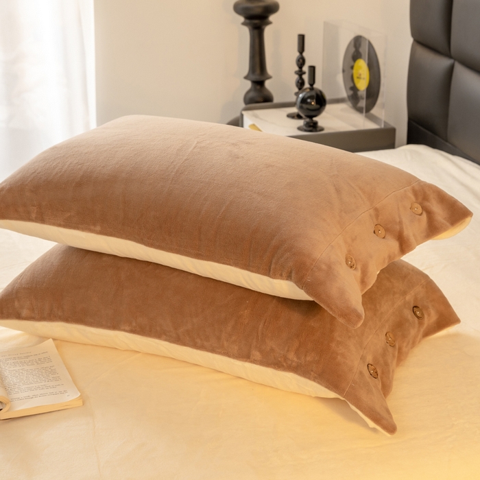 91家纺网 家纺一手货源 找家纺 ONE TWO ONE 121 2025新款高克重牛奶绒纽扣款纽扣大宽边系列四件套风格三 纽扣大宽边-中咖