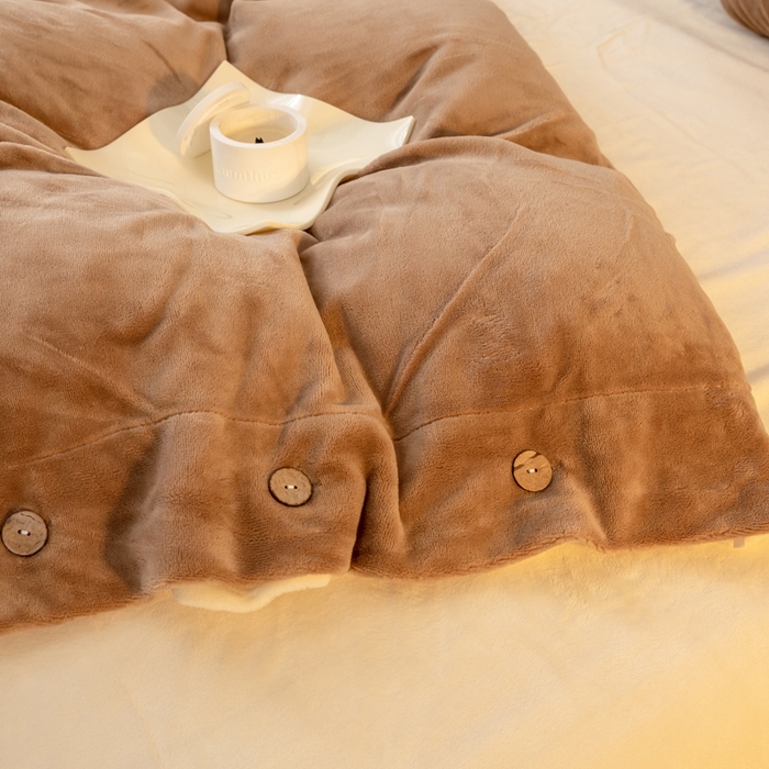 91家纺网 家纺一手货源 找家纺 ONE TWO ONE 121 2025新款高克重牛奶绒纽扣款纽扣大宽边系列四件套风格三 纽扣大宽边-中咖