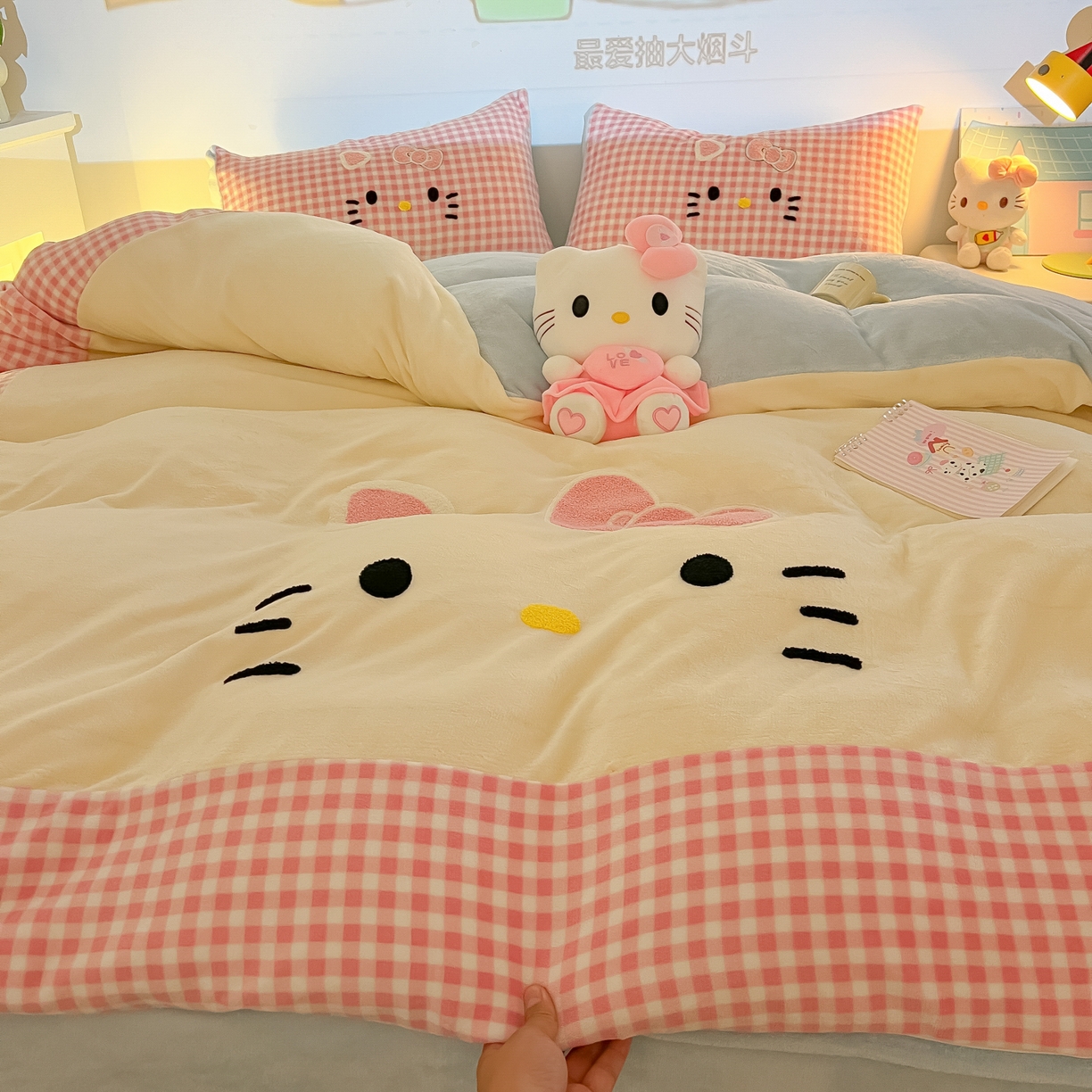 91家纺网 家纺一手货源 找家纺 （总）子钦家纺 2025新款加厚牛奶绒可爱猫咪毛巾绣床单床笠四件套-可爱猫咪
