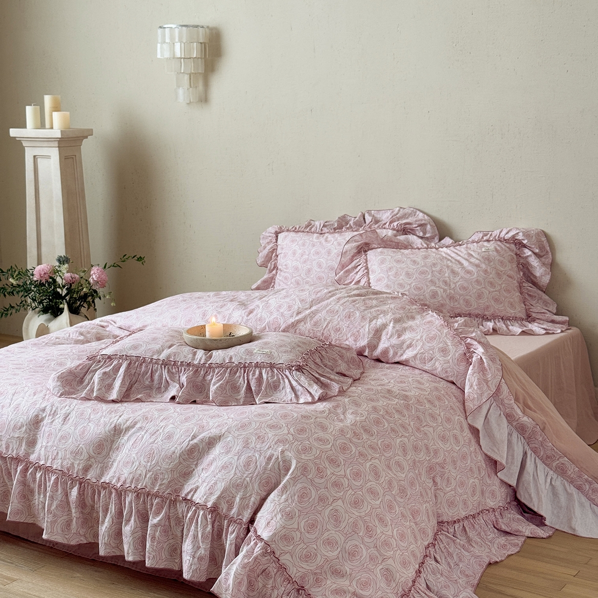 91家纺网 家纺一手货源 找家纺 （总）多乐娜 2025新款轻法式纯棉双层纱韩版印花花边四件套工艺款ykk拉链配收纳包-斯嘉丽（会员-20）控价299/319起（券后！！）务必控价谢谢配合