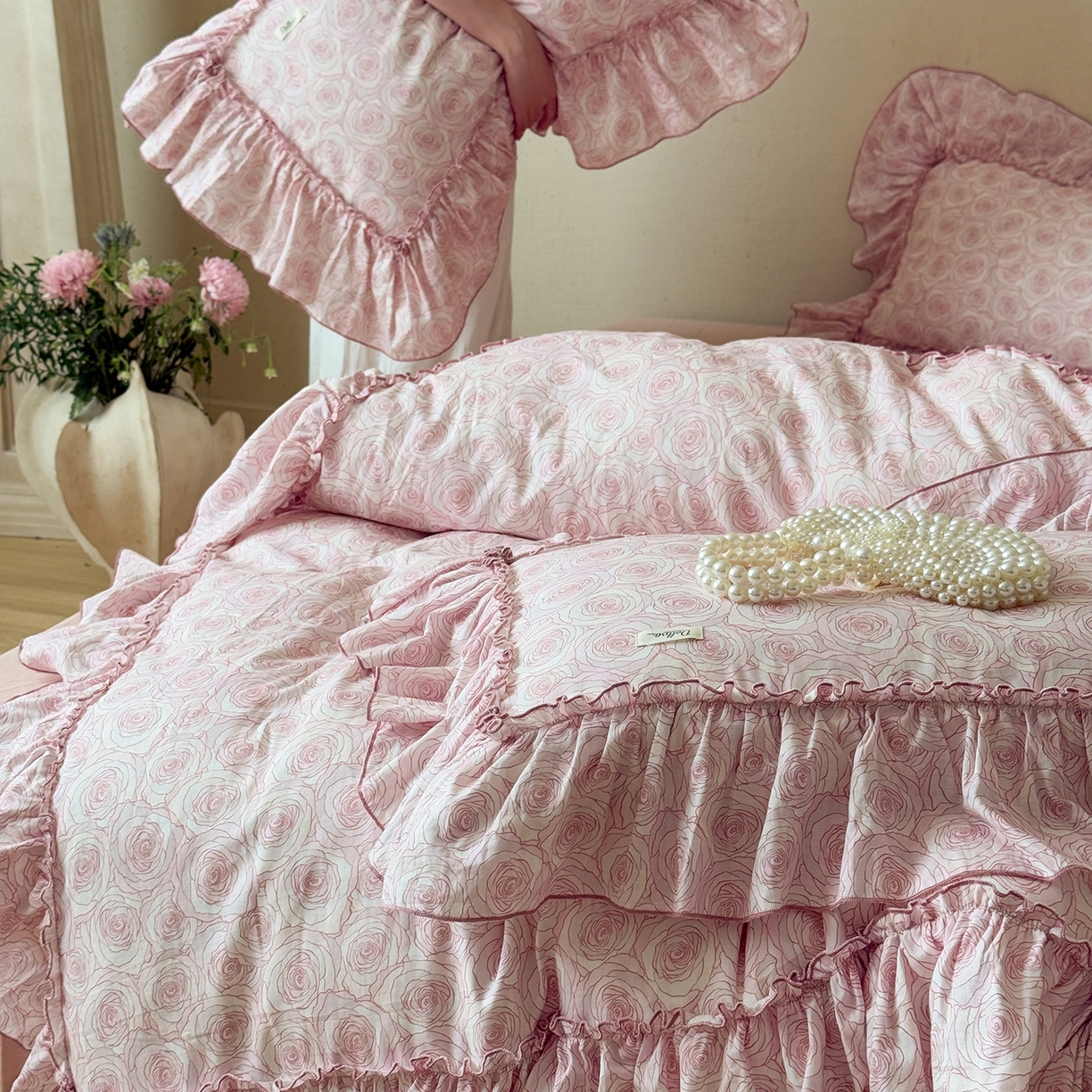 91家纺网 家纺一手货源 找家纺 （总）多乐娜 2025新款轻法式纯棉双层纱韩版印花花边四件套工艺款ykk拉链配收纳包-斯嘉丽（会员-20）控价299/319起（券后！！）务必控价谢谢配合