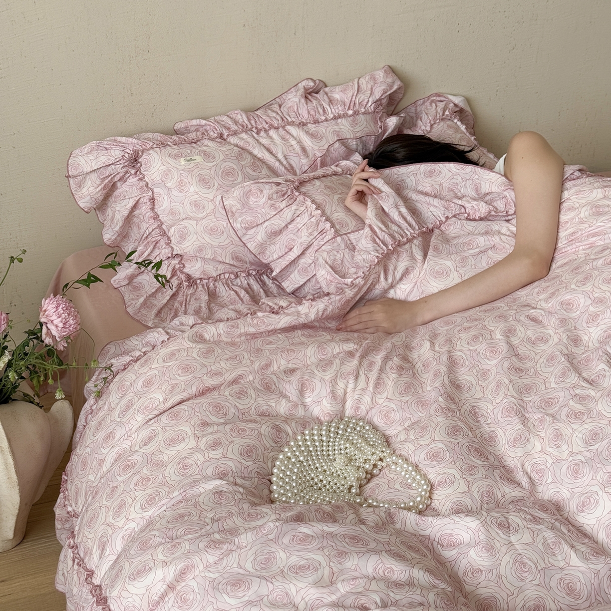 91家纺网 家纺一手货源 找家纺 （总）多乐娜 2025新款轻法式纯棉双层纱韩版印花花边四件套工艺款ykk拉链配收纳包-斯嘉丽（会员-20）控价299/319起（券后！！）务必控价谢谢配合