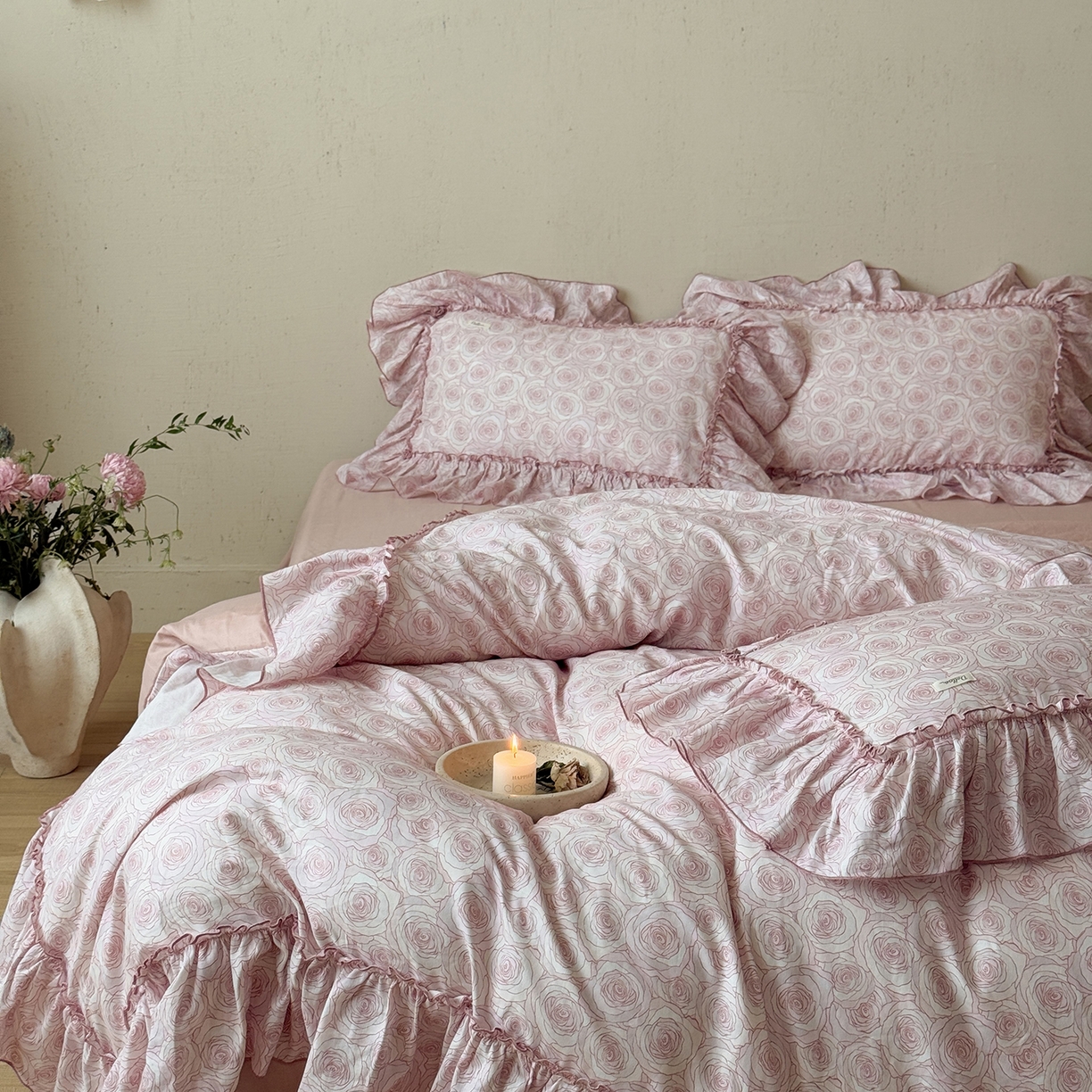 91家纺网 家纺一手货源 找家纺 （总）多乐娜 2025新款轻法式纯棉双层纱韩版印花花边四件套工艺款ykk拉链配收纳包-斯嘉丽（会员-20）控价299/319起（券后！！）务必控价谢谢配合