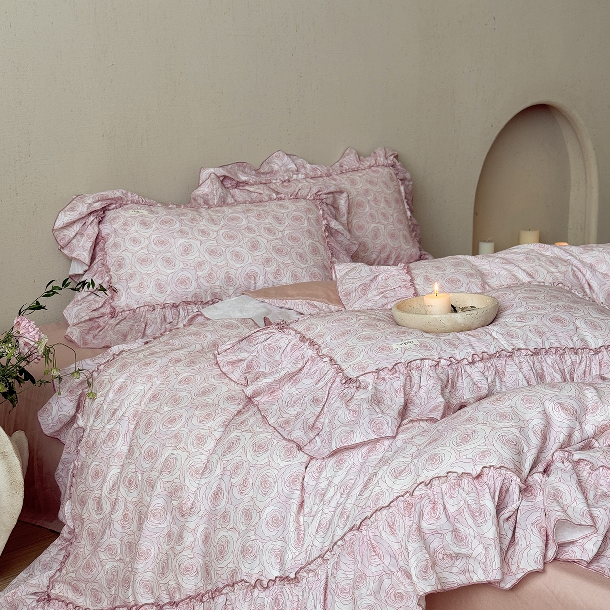 91家纺网 家纺一手货源 找家纺 （总）多乐娜 2025新款轻法式纯棉双层纱韩版印花花边四件套工艺款ykk拉链配收纳包-斯嘉丽（会员-20）控价299/319起（券后！！）务必控价谢谢配合