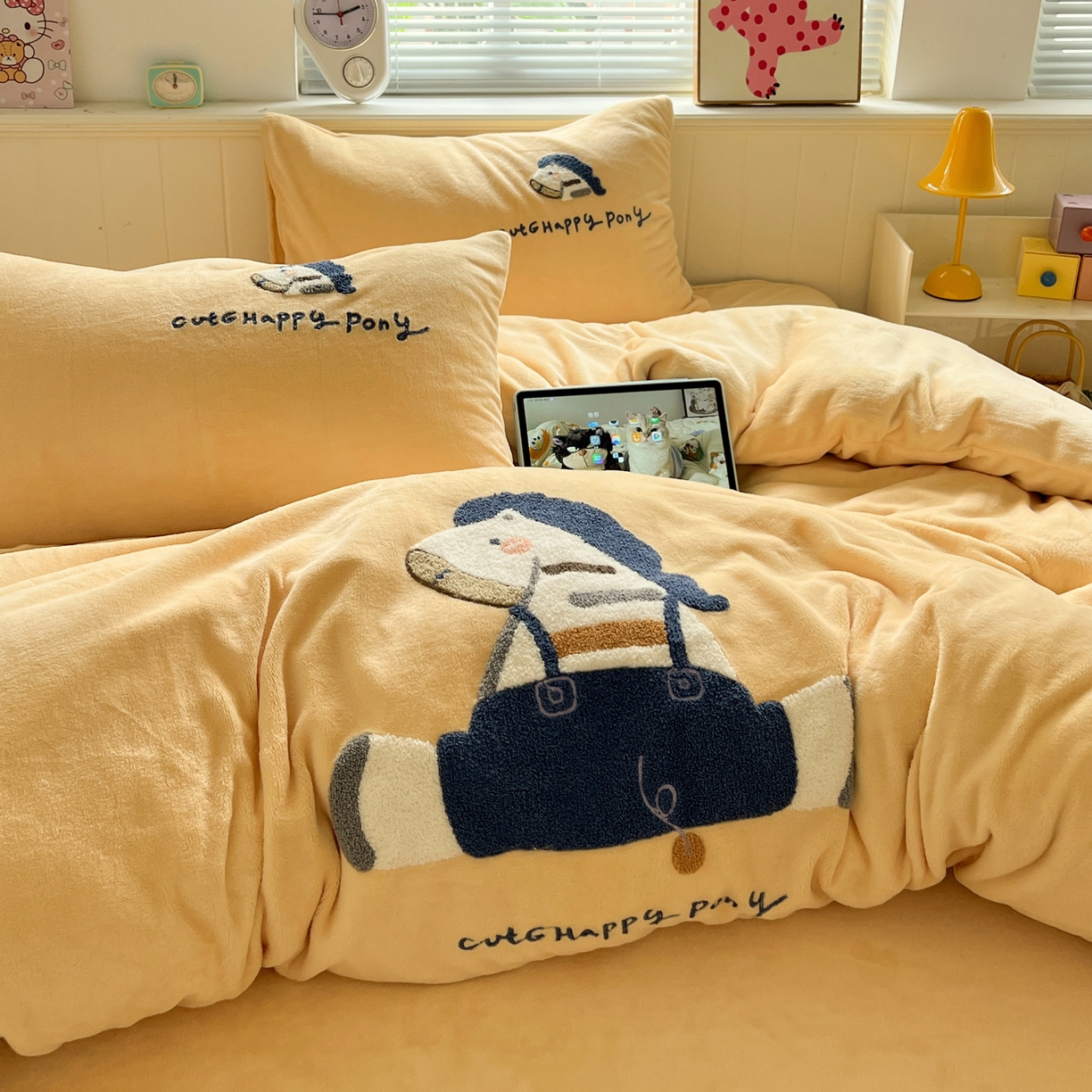 91家纺网 家纺一手货源 找家纺 凯洛奇 2025新款牛奶绒毛巾绣系列四件套-斑马先生（提供买家秀） 斑马先生-柠檬黄