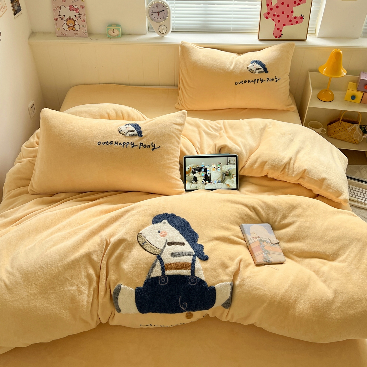 91家纺网 家纺一手货源 找家纺 凯洛奇 2025新款牛奶绒毛巾绣系列四件套-斑马先生（提供买家秀） 斑马先生-柠檬黄