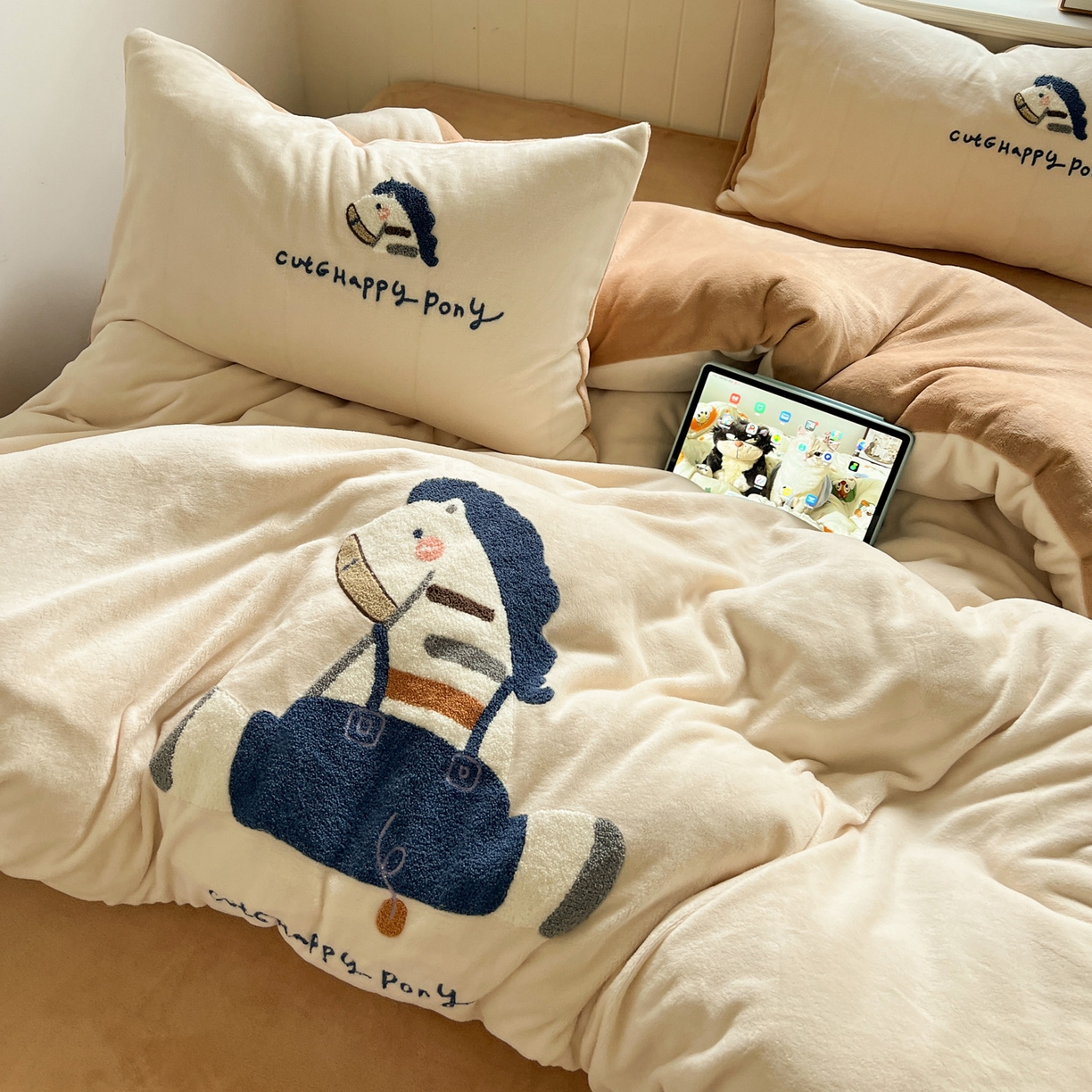 91家纺网 家纺一手货源 找家纺 凯洛奇 2025新款牛奶绒毛巾绣系列四件套-斑马先生（提供买家秀） 斑马先生-米黄咖