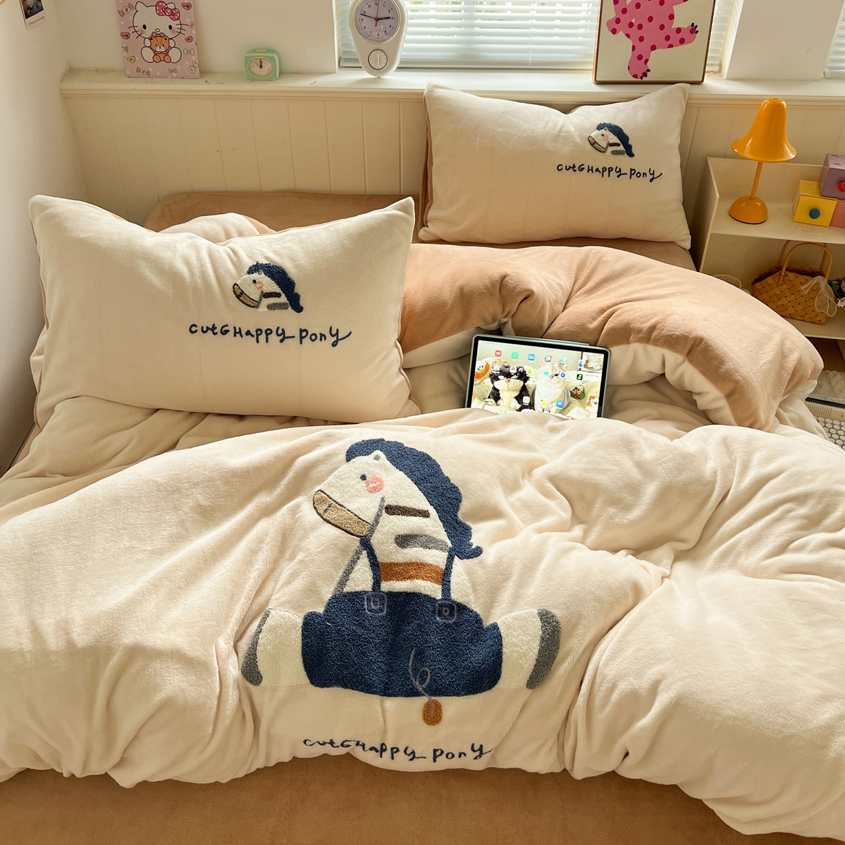 91家纺网 家纺一手货源 找家纺 凯洛奇 2025新款牛奶绒毛巾绣系列四件套-斑马先生（提供买家秀） 斑马先生-米黄咖