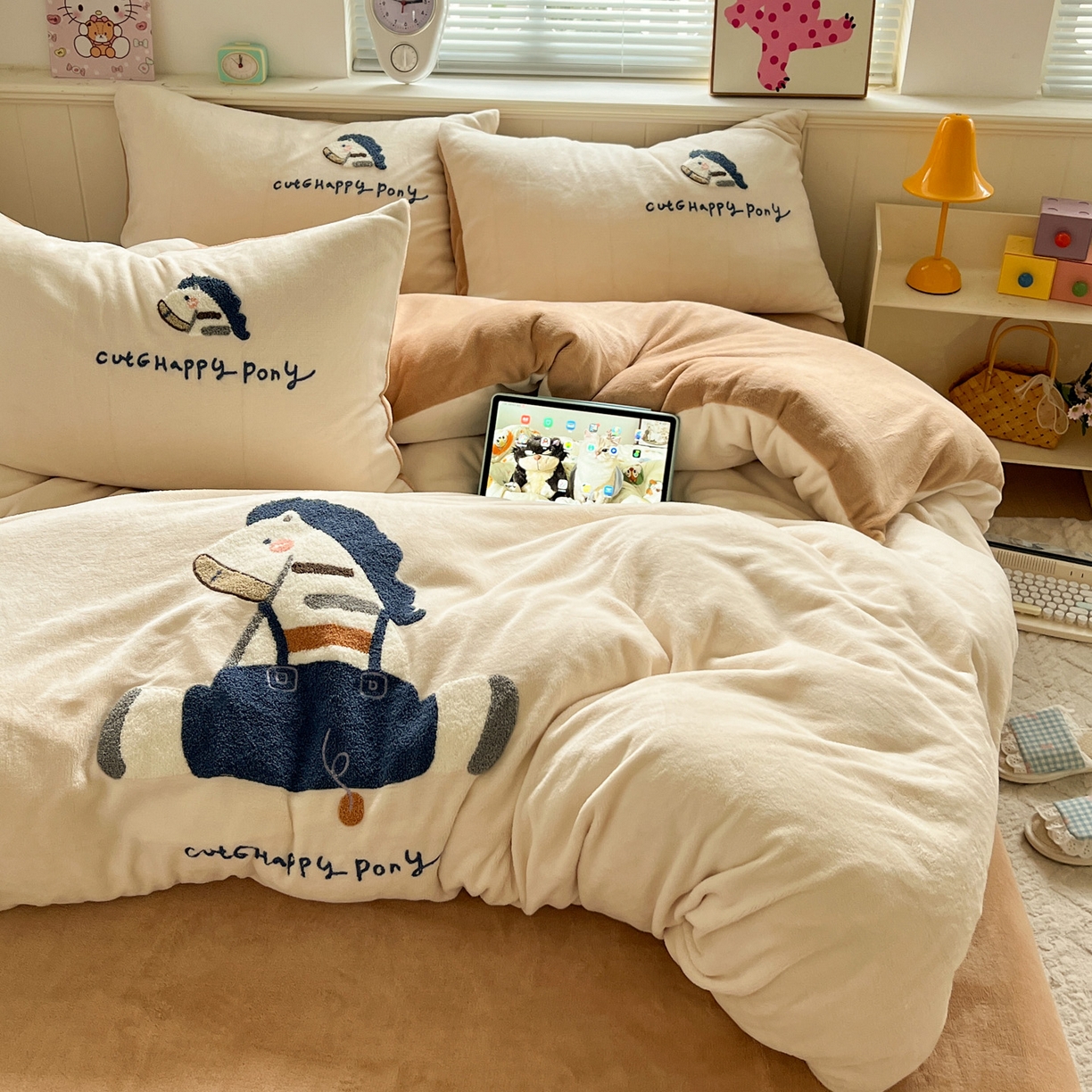 91家纺网 家纺一手货源 找家纺 凯洛奇 2025新款牛奶绒毛巾绣系列四件套-斑马先生（提供买家秀） 斑马先生-米黄咖