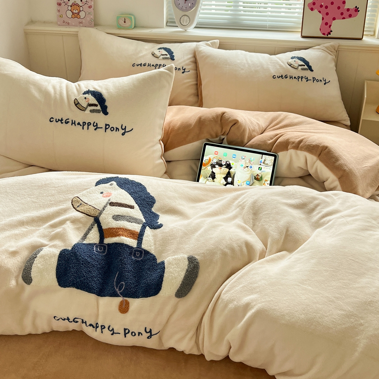 91家纺网 家纺一手货源 找家纺 凯洛奇 2025新款牛奶绒毛巾绣系列四件套-斑马先生（提供买家秀） 斑马先生-米黄咖